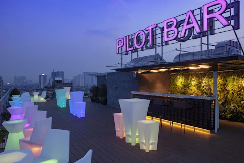 西湖に近い!夜景を楽しめるルーフトップバーがあるホテル泊。往復送迎つき、JAL利用