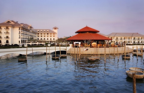 キムリエン寺隣接の5つ星ホテル泊で極上のひとときを！2大特典つき、ビジネスクラス利用