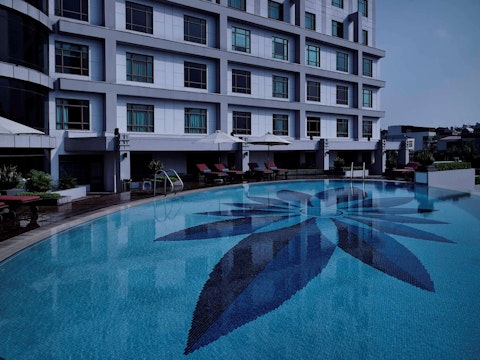 屋外プール完備！落ちつきある雰囲気の4つ星ホテル泊。プレミアムエコノミー利用