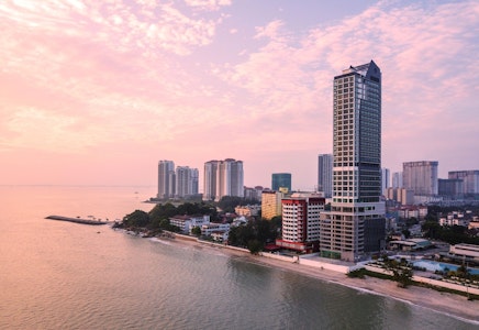 タンジュントコンビーチ沿いの4つ星ホテルにエレガントステイ!行きも帰りも機内泊