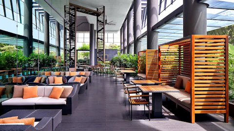 人気のクラークキー地区！ルーフトッププール併設の駅チカホテルにステイ。JAL利用