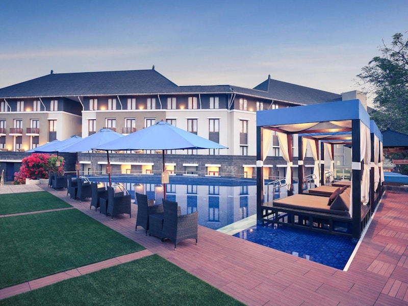 ビジネスクラスで行く!2層に分かれた大きなプールがそなわる4つ星ホテルに宿泊