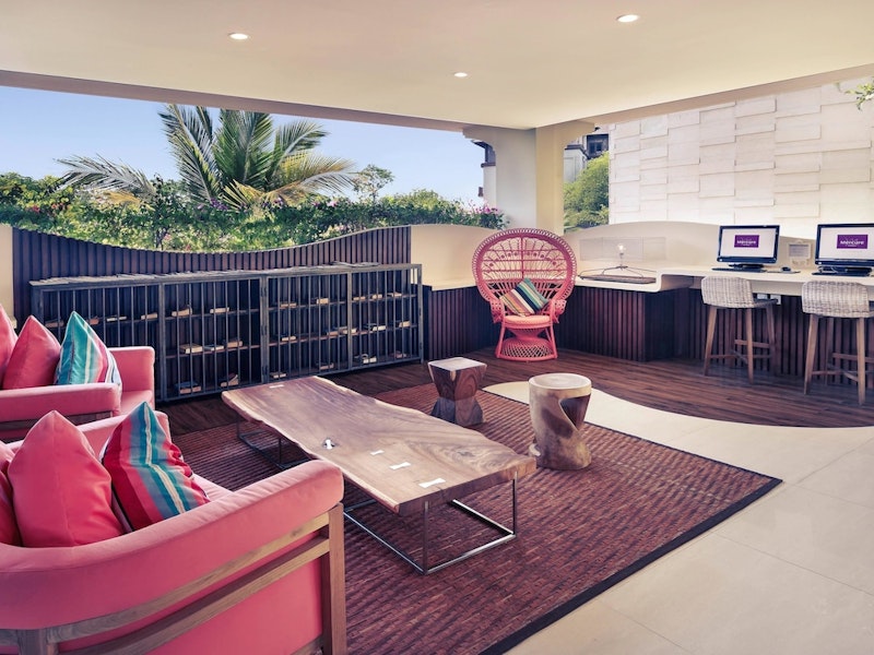 ビーチへの無料シャトルあり!屋外プールや庭園つきの4つ星ホテルにステイ