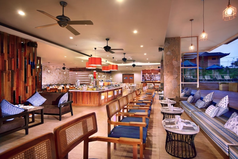 活気あるレギャン通りの中心部！ビーチも近い4つ星ホテルに宿泊。ビジネスクラス利用