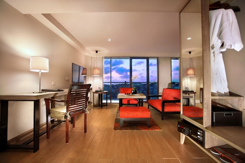 買い物もグルメも海も楽しめる好立地！アクティブ派におすすめのホテルのスイートにステイ