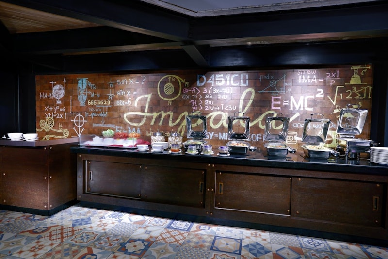 クタ中心部のカラフルモダンなホテルにステイ！ショッピングモールそば＆屋上プールつき