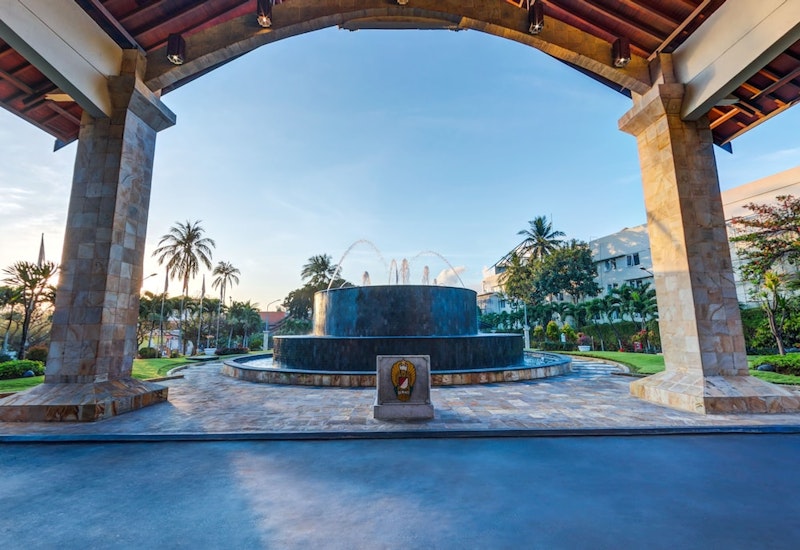 トランジットでシンガポール観光も！大型ビーチフロントリゾート泊。ビジネスクラス利用