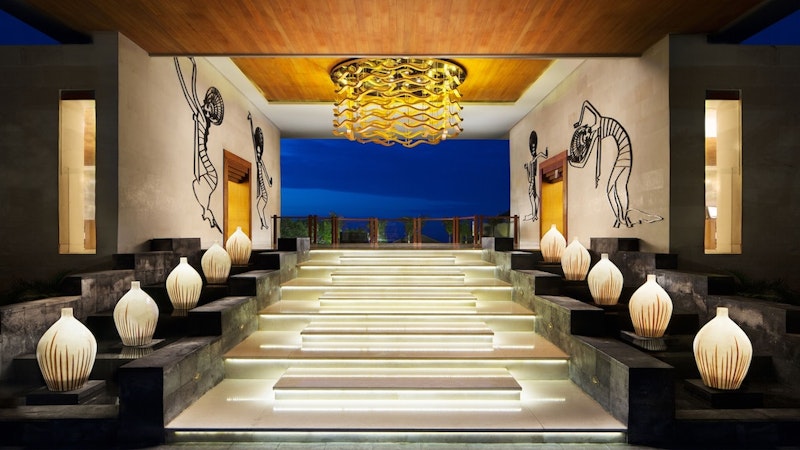 洞窟のダイニングがすてき！癒やしの滞在を体験できる5つ星ホテルにステイ