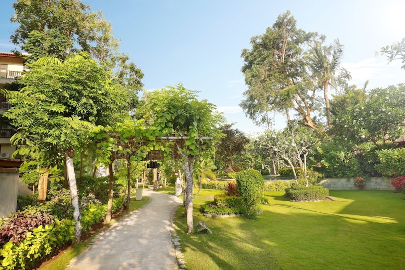 ヌサドゥアのビーチクラブつき4つ星リゾートにゆったりステイ！ビジネスクラス利用