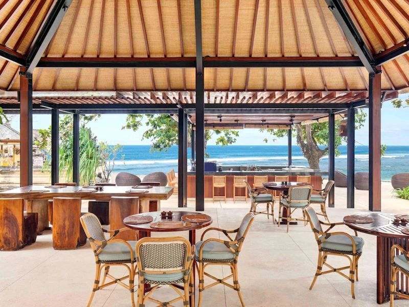 目の前に海が広がるロマンチックなリゾートホテルに宿泊！ビジネスクラス利用