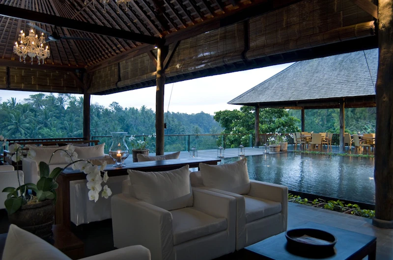 ウブドの森にある5つ星リゾートで、自然に身をゆだねるひとときを。ビジネスクラス利用