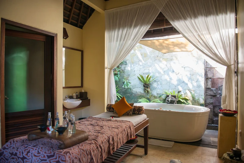 トランジットでシンガポール観光も！自然にかこまれた5つ星リゾートの広々ヴィラに滞在