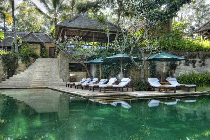 プールつきデッキで渓谷美を満喫！隠れ家のような広々ヴィラに滞在