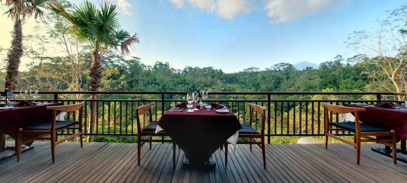 バトゥカル山をのぞめるレストランを併設！5つ星リゾートのヴィラ泊。ビジネスクラス利用