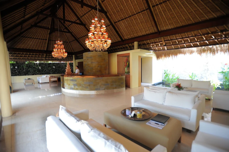 屋上には景色をのぞめるスパを完備！モンキーフォレスト通り沿いのホテルでアクティブ旅