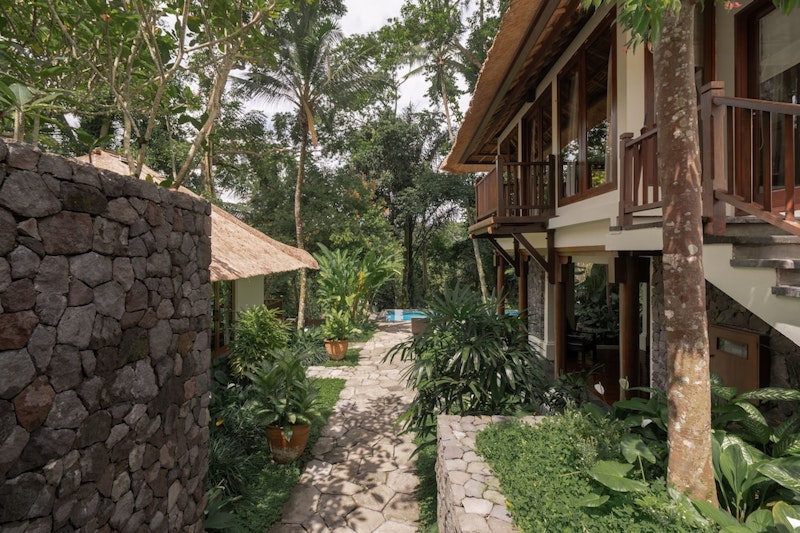 渓谷を眺めるスパでリラックス！プールつきヴィラで極上のステイ