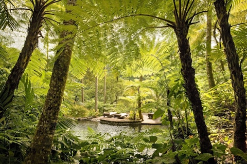 サンデッキに屋外プールとジャグジーがついた広々ヴィラでぜいたく旅