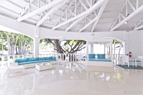 マリンアクティビティが充実！マクタン島の海岸沿いにあるホテル宿泊。直行便でらくらく