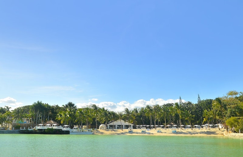 ビーチやプール完備！コスパよしのリゾートで快適旅。往復送迎つき、ビジネスクラス利用