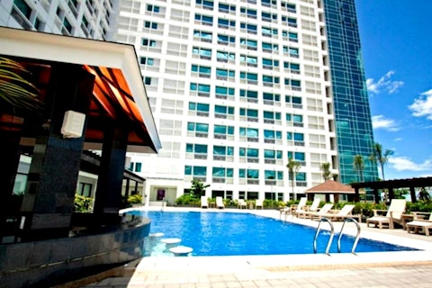 人気観光地ツアーつき!開放的なプールが自慢のホテルにステイ、直行便利用