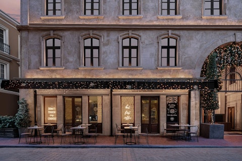 8つのダイニングで美食を堪能!活気あふれるカラキョイ地区の5つ星ホテルにステイ