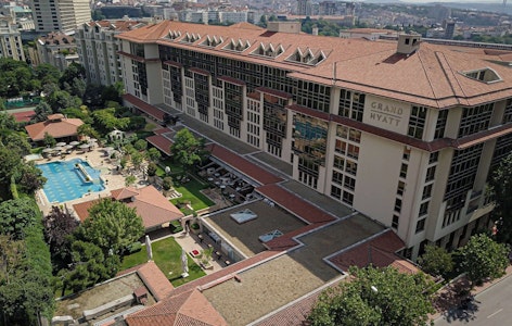 ドルマバフチェ宮殿に近い好立地！緑ゆたかな庭園に囲まれた5つ星ホテルにステイ