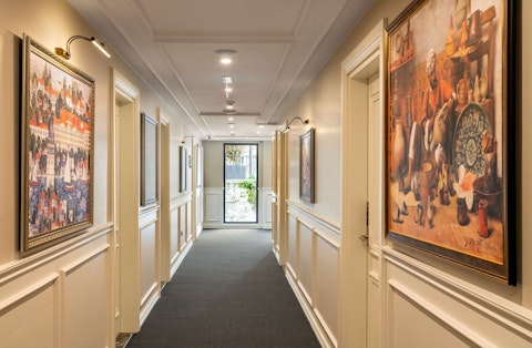 徒歩圏内に人気スポットが盛りだくさん!旧市街のホテルに宿泊。ビジネスクラス利用