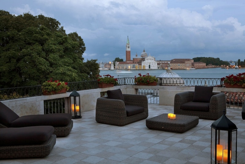 サンマルコ広場まで徒歩1分の好立地！豪華なベネチア風デザインの5つ星ホテルに宿泊