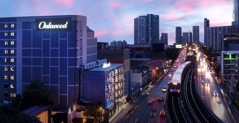 ニューハーフショー鑑賞つき!買い物や観光に便利&駅チカホテル泊。ビジネスクラス利用