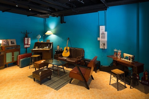 ベッド3台確約でゆったり！アンティーク家具であたたかみある雰囲気のホテルに宿泊