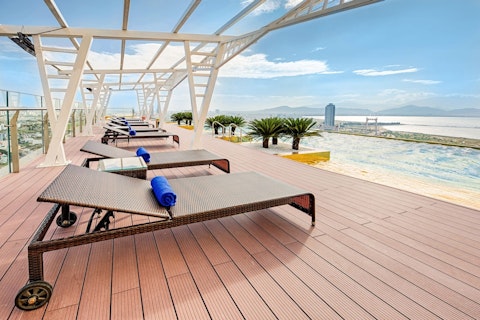 屋上のプールから地平線の壮大な景色を堪能できる高級5つ星ホテルにステイ!