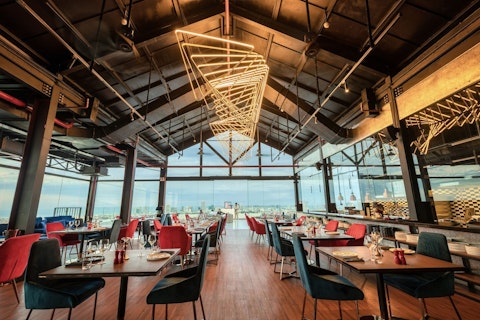 黄金のインフィニティプールがあるホテルに宿泊!ビジネスクラス利用