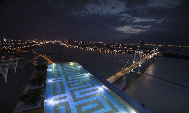 バーナーヒルズ1日観光つき！優雅な高級タワーホテルに宿泊。直行便、ビジネスクラス利用