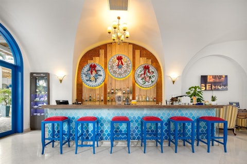 ギリシャのサントリーニ島をイメージした5つ星ホテルに宿泊！直行便利用