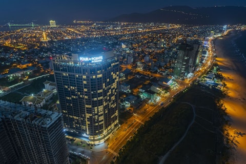 パノラマビューが魅力の高層ホテルに宿泊。2大特典つき、直行便&ビジネスクラス利用