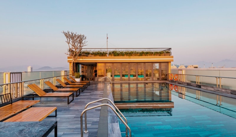 周辺にグルメスポットが充実!絶景も魅力の4つ星ビーチフロントホテルにステイ