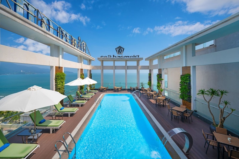 ルーフトッププールなど豪華な施設充実！モダンなビーチフロントホテルで充実のひとときを