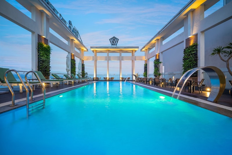 バーナーヒルズ1日観光つき！4つ星ビーチフロントホテル泊。直行便、ビジネスクラス利用