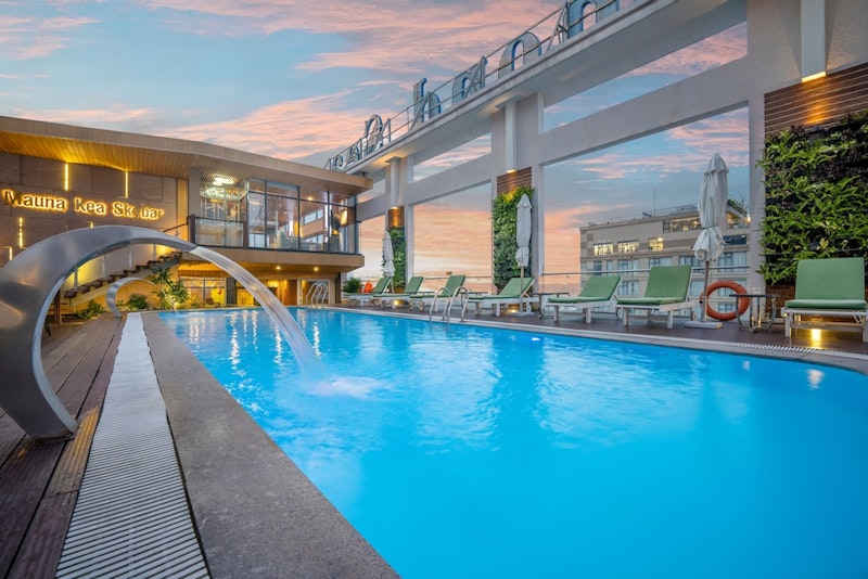 日帰りホイアンツアーつき!景色が自慢のバーやプール併設のビーチフロントホテル泊