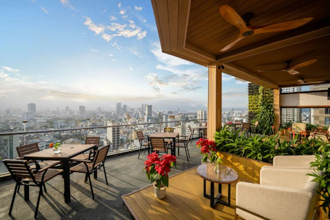 日帰りホイアンツアーつき!ルーフトッププールが自慢&モダンなビーチフロントホテル泊