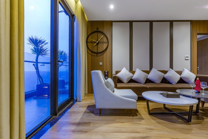 バーナーヒルズ１日観光つき！高層インフィニティプールが特徴の人気5つ星ホテルに宿泊