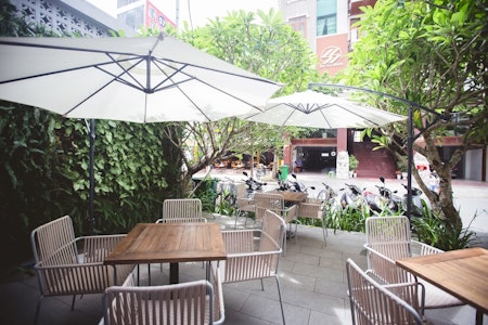 おしゃれなテラスつきカフェでゆったり！エレガントなブティックホテルにステイ