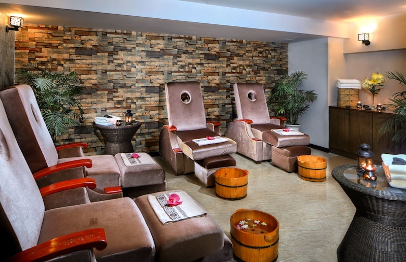 バーナーヒルズ1日観光つき！癒やしのスパや屋上プールも魅力のホテルに宿泊。直行便利用