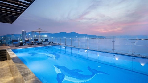 先着100組！2/7(土)販売スタート🎉グルメスポット充実の好立地！絶景のスカイバーも魅力の4つ星ホテルにステイ