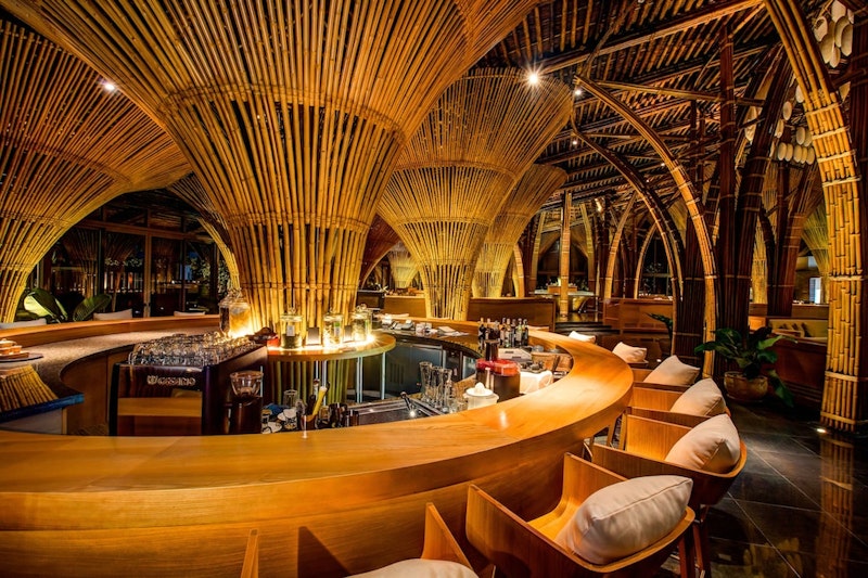 ハン川ディナークルーズつき!竹を使った建築が自慢のホテルに宿泊