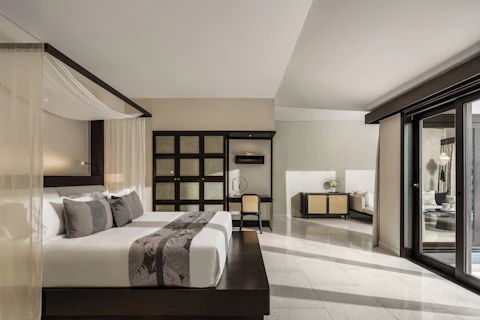 先着100組！駆け込み価格⏰ビーチに面した全室ヴィラの5つ星リゾートにステイ！連泊特典つき