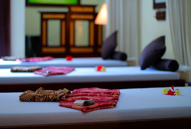 緑ゆたかなガーデンとプールでリラックス!レギャン地区の好立地な4つ星ホテルに宿泊