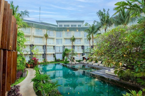 周辺にレストランが充実！モダンなリゾートホテルに宿泊。ビジネスクラス利用