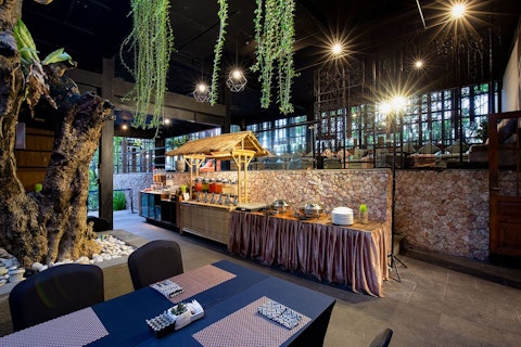 華やかなデウィスリ通りの好立地！モダンな4つ星リゾートに宿泊。ビジネスクラス利用