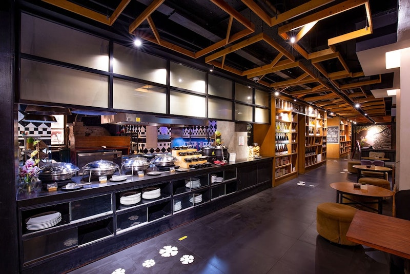 グルメ充実のデウィスリ通り沿い！モダンな4つ星リゾートホテルのスイートにステイ